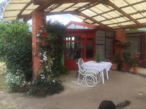 Comodo chalet, en una muy buena ubicación y rodeado de jardines